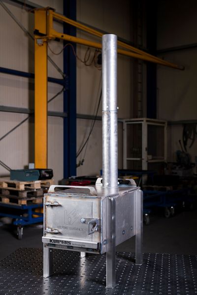 Mit dem Feldofen kann man heizen und kochen. 760 Öfen sollen ein bisschen Wärme ins kalte Kriegsgebiet bringen. (Bild: Trumpf)