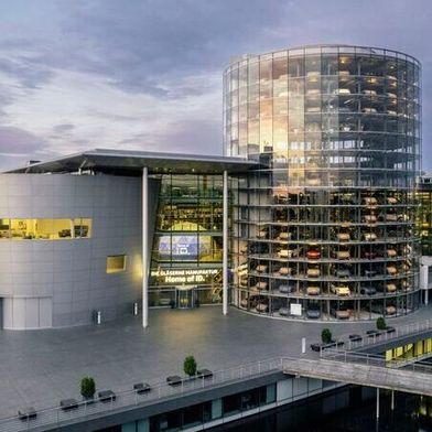 In der Gläsernen Manufaktur in Dresden endet die Serienproduktion. Stattdessen kooperiert der Autobauer dort mit der Technischen Universität Dresden. (Bild: Volkswagen)