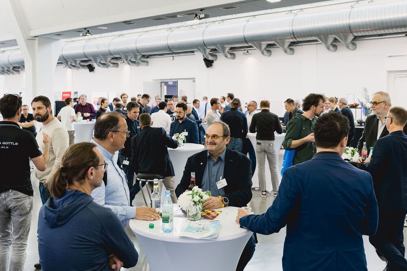 Entwickler treffen Entwickler. Auf dem Fachkongress Power of Electronics am 29. und 30. September in Würzburg stehen die Themen Wärmemanagement (ehemals Cooling Days),  Leiterplattentechnik, Power-Design und Power Systems, Kreislaufwirtschaft sowie Relaistechnik im Fokus. (Bild: Stefan Bausewein)