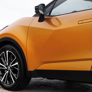 Seitlich fallen die nun versenkbaren Türgriffe und die vielen Kanten auf.(Bild:  Toyota)