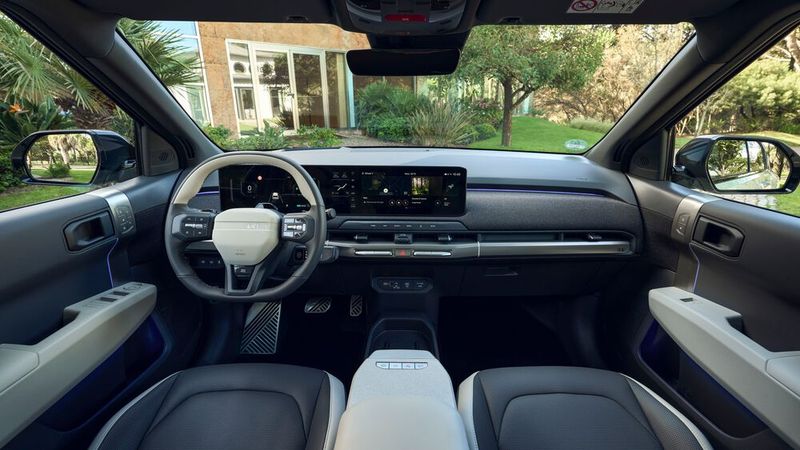 Der Innenraum trägt helle Farben und moderne Bezugsstoffe mit hohem Rezyklatanteil. Die Sitze sind sehr bequem, das Cockpit gut verarbeitet. (Bild: Kia)