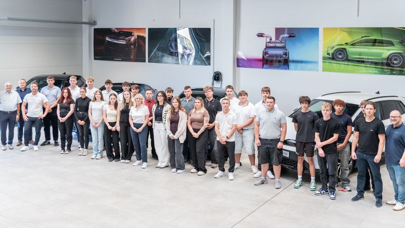 205 neue Auszubildende starten bei der Feser-Graf Gruppe ins Berufsleben: Für sie begann im August und September 2026 der Eintritt ins Berufsleben, 83 im kaufmännischen und 122 im gewerblich-technischen Bereich. In Sachsen-Anhalt starteten am 1. August 2026 insgesamt 28 neue Auszubildende. Begrüßt wurden sie unter anderem von Andreas Rupp (Geschäftsleitung, Feser-Magdeburg GmbH), Moritz Hartung (Geschäftsleitung, Autohaus Feser-Heise GmbH), Wilhelm Graf (Gesellschafter) und Christian Puckschaml (Personalleitung, Feser-Graf Dienstleistungsgesellschaft mbH). Neben Einblicken in die Geschichte, Marken und Strukturen der Feser-Graf Gruppe standen vor allem die Entwicklungsmöglichkeiten innerhalb des Unternehmens und wichtige Informationen für den Ausbildungsstart im Mittelpunkt.  (Bild: Feser-Gruppe)