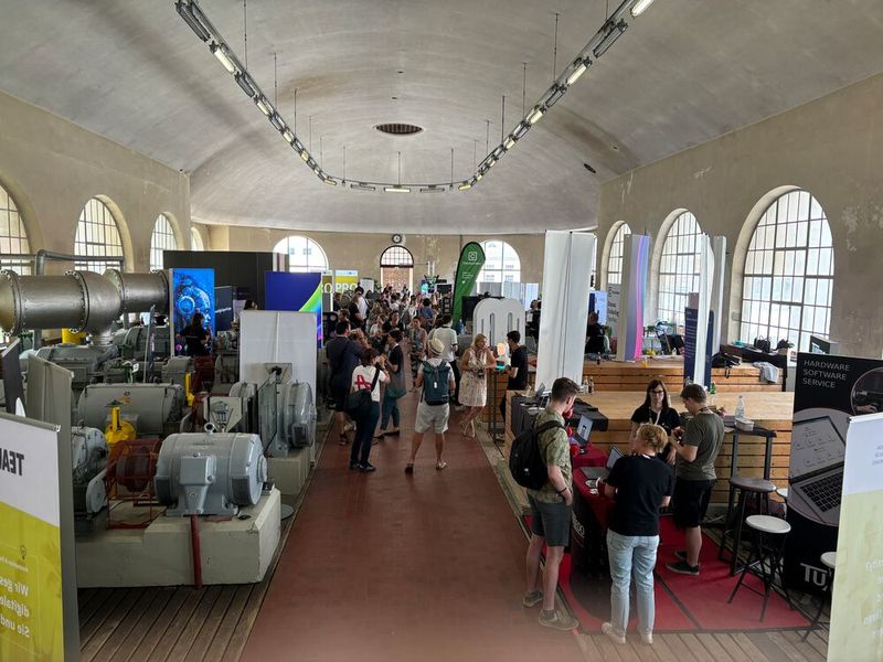 Ein Überblick über die Stände diverser Unternehmen, darunter byte, Deloitte, Fujitsu, Consulteer, Stadtwerke Augsburg und viele andere.  (©Vogel IT-Medien)