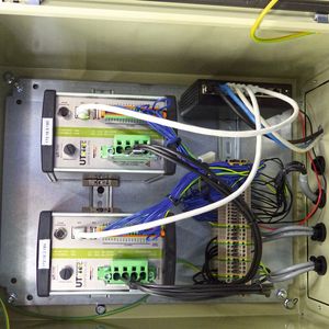 Platzprobleme an Langdrehautomaten sind bekannt. Deshalb wurden von  UTTec für die Überwachungssysteme Schaltschränke hergestellt und installiert. (Bild:  Uttec/Höhne)