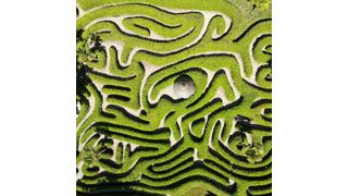 Omnichannel-Techniken können sich wie ein echter Irrgarten anfühlen. Wie sich eine effiziente, konsistente und vor allem zukunftsfähige Produktkommunikation sicherstellen lässt, erfahren Sie in diesem Beitrag. (Bild: Unsplash)