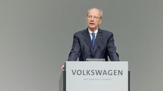 Der VW-Aufsichtsratschef Hans Dieter Pötsch betont auf der IAA in München, dass eine rasche Energiewende geboten sei, um den Wandel in der Automobilindustrie voranzubringen. (Bild: Volkswagen AG)