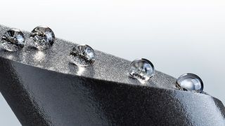 Unter dem Begriff „Fermapor CC“ von Sonderhoff verstehen sich neu entwickelte Polyurethanschaumdichtungen, die laut Anbieter eine besonders gute Wasserdichtigkeit aufweisen. Sonderhoff kombiniere damit die guten Eigenschaften der Silikonwelt mit dem Preisvorteil von Polyurethan. Fakuma Halle A5 am Stand 5109. (Sonderhoff/Peter Obenaus)