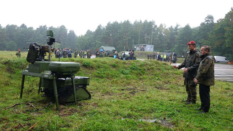 Defence Minister Boris Pistorius at the Land Experimental Series at the Bergen military training area in Lower Saxony. Innovative systems are being tested for their suitability for use by the troops — not in a laboratory, but out in the open.(Source:  Bundeswehr/Janin Garzke)