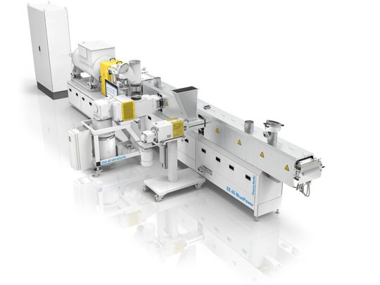 Mehr Recycling, weniger Prozessschritte: Mit der ZSA UltraCycle und dem Zweischneckenextruder ZE BluePower lassen sich besonders voluminöse Recyclingmaterialien vom Einzug bis zur Filtration in einem durchgängigen Prozess verarbeiten.(Bild:  Krauss Maffei)