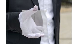 Unscheinbar, aber voller Hightech: Ein Glaskern-Substrat bildet die stabile innere Trägerschicht eines Chip-Packages. Auf ihm befinden sich feine Kupferstrukturen, die Energie liefern und Daten zwischen Prozessor, Speicher und dem Rest des Systems übertragen. (Bild: AT&S / Julia Trampusch)