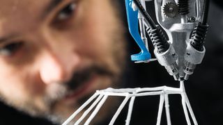 Mit dem 3D Cocooner hat Festo einen bionischen Technologieträger entwickelt, der die Vorteile von additiven Fertigungsverfahren mit der Präzisionssteuerung und Agilität eines industriellen High-Speed-Handlings vereint.  (Bild: Festo)