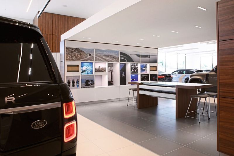 Der Neubau folgt außen wie innen den aktuellen Vorgaben der britischen Premiummarken. (Bild: Emil Frey)