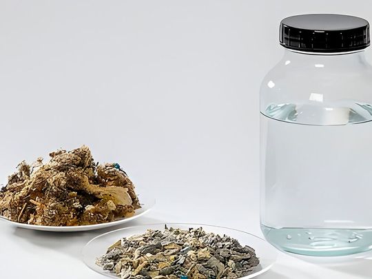 Was man hier sieht, ist ein Mix aus diversen Kunststoffen, die aus dem sogenannten Reststoffstrom geschredderter Altautos stammen. BASF und die ETH Zürich haben bewiesen, dass auch solch eigentlich schwierig zu recycelnde Abfälle im Kreislauf gehalten werden können.(Bild:  BASF)