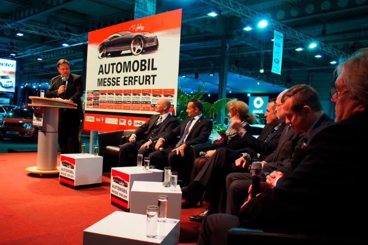 Die Podiumsdiskussion anlässlich der Eröffnung hatte unter anderem das Thema „Elektromobilität“ im Fokus. Auf der Bühne standen Vertreter der Automobilindustrie und -wirtschaft. (Stephan Richter)