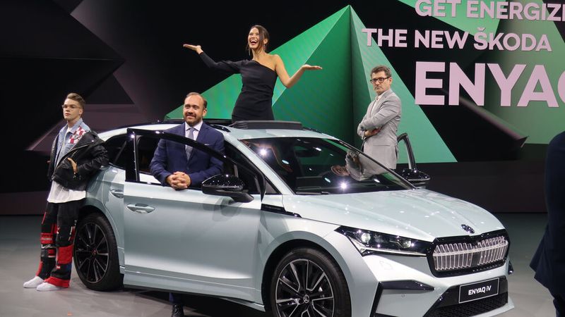 Die Premierenfeier machte deutlich, dass Skoda sich viel vom Enyaq erwartet und sich für das Auto schon mal ein bisschen selbst feiert. (Bild: Grimm/»kfz-betrieb«)