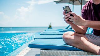 Anstatt den Urlaub zu genießen, checken viele Arbeitnehmer ihre beruflichen Mails am Strand. (thebigland)