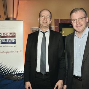 Regelmäßig suchte Fischer (re.) den Austausch mit den Institutionen des Kfz-Gewerbes: Etwa mit Axel Koblitz, Hauptgeschäftsführer des Zentralverbands Deutsches Kraftfahrzeuggewerbe (ZDK) …(Bild:  Zietz)
