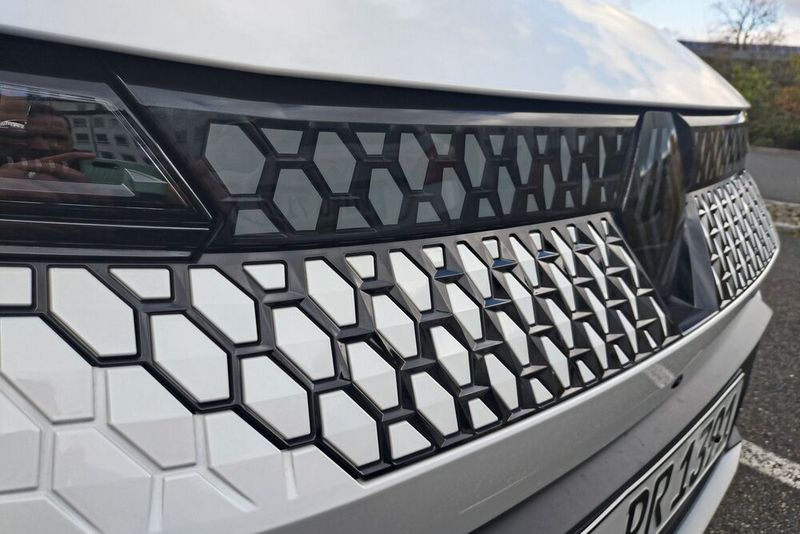 8. Wetterabhängige Assistenzsysteme: Bei gutem Wetter arbeiten die Assistenzsysteme vorbildlich. Sobald es regnet und ein Auto vorausfährt, schaltet der Spurhalteassistent ab – vermutlich wegen der eingeschränkten Sicht durch Gischt. (Bild: Sven Prawitz/Vogel Communications Group)