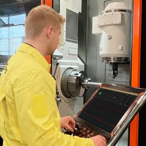 Über die Software oder den NC-Code legen die Benutzer die Grenzwerte für Rattereffekte, Werkzeugbelastung und Vibrationen fest. Tritt ein unerwartetes Ereignis auf, leitet die Steuerung automatisch Schutzmaßnahmen ein, sagt Sandvik Coromant.(Bild:  Sandvik Coromant)