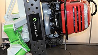 Die angetriebene Version des Manipulators kann Lasten bis 1500 kg um eine virtuelle Drehachse bewegen. (Bild: Kroh)