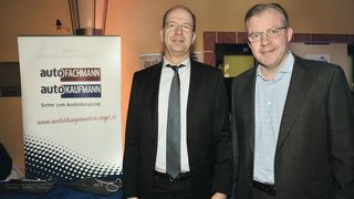 Regelmäßig suchte Fischer (re.) den Austausch mit den Institutionen des Kfz-Gewerbes: Etwa mit Axel Koblitz, Hauptgeschäftsführer des Zentralverbands Deutsches Kraftfahrzeuggewerbe (ZDK) … (Bild: Zietz)