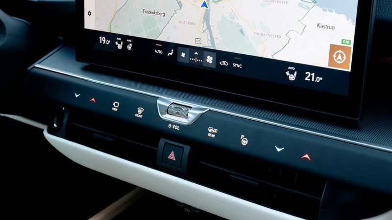 nter den Bildschirm packten die Interieur-Designer häufig benutzte Schalter wie zum Beispiel jene für die Klimatisierung. (Bild: Lexus)