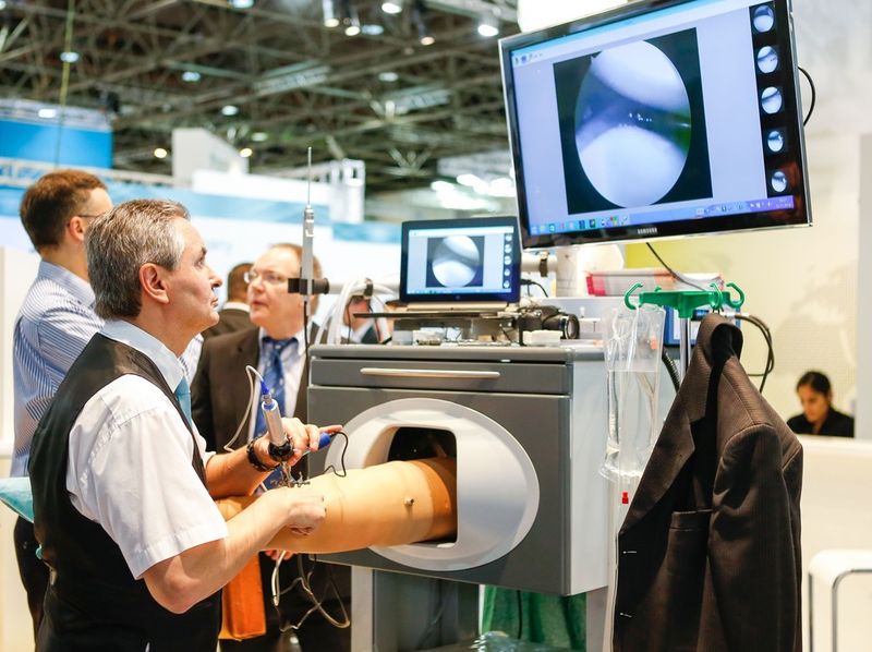 ... mit mehr als 2.500 Ausstellern machen Medizintechnik und Elektromedizin einen Großteil des Messeangebots der Medica aus. (Bild: Messe Düsseldorf/C. Tillmann)