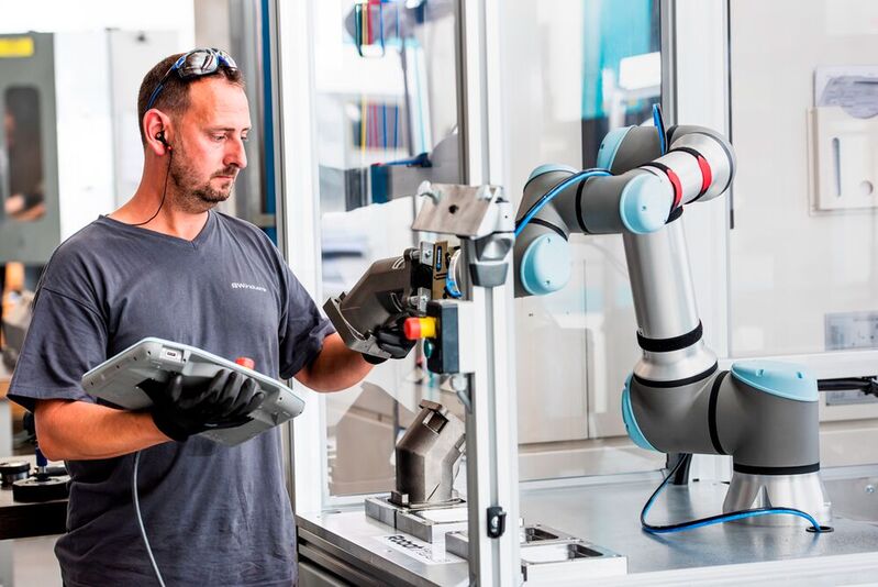 Die neue Software Polyscope X von Universal Robots erleichtert es Nutzern deutlich, Anwendungen im Bereich der Maschinenbe- und -entladung zu programmieren und umzurüsten.