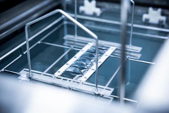 Depending on the workpieces to be cleaned, defined dwell times in the various baths must be strictly adhered to, which places very high demands on process control. (Picture:  Ecoclean)