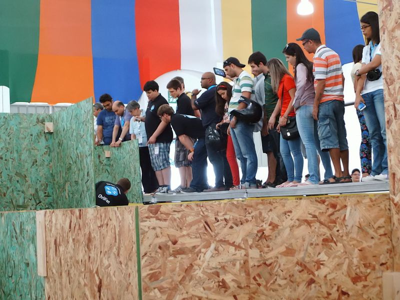 Nach der Weltmeisterschaft ist vor der Weltmeisterschaft! Während die Fußball-Weltmeister schon ihren verdienten Urlaub genießen, mussten die deutschen Roboter-Weltmeister noch in Brasilien schwitzen. Doch alle Anstrengungen haben sich gelohnt, Deutschland ist zum zweiten Mal Weltmeister in 2014. Das Team der TU Darmstadt gewann die RoboCup-Weltmeisterschaft in Brasilien mit dem Rettungsroboter Hektor. (RoboCup 2014)