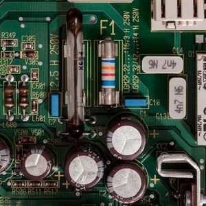 Die Auslöser für einen Elektroband sind vielfältig: fehlerhafte Bauteile, Gerätealterung, Fehler in der Fertigung, unzureichende Steckverbindungen, unzulässige Einsatzbedingungen oder das Versagen von Komponenten.(Bild:  Job)