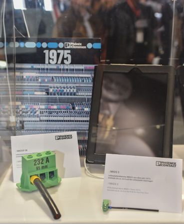 Auch in der Vitrine von Phoenix Contact gab es Historisches und Aktuelles zu sehen. Die Leiterplattenklemme MKDS3 aus dem Jahr 1975 konnte erstmals bis zu 24 A auf die Leiterplatte übertragen. Die Leiterplattenklemme MKDSP 95 aus dem Jahr 2015 schafft bis zu 232 A. (Fotostudio SX Heuser)