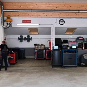 Im gesamten Betrieb herrscht ein Grad an Sauberkeit, der nicht durch schnelles Durchwischen, weil die »kfz-betrieb«-Redakteure kommen, zu erreichen ist. (Bild:  Diehl – VCG)