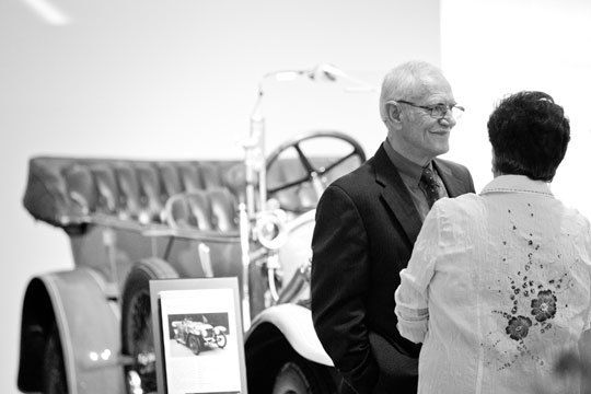 Das älteste Fahrzeug in der Ausstellung, der „Schlangenwagen“, findet große Aufmerksamkeit. (VBM)