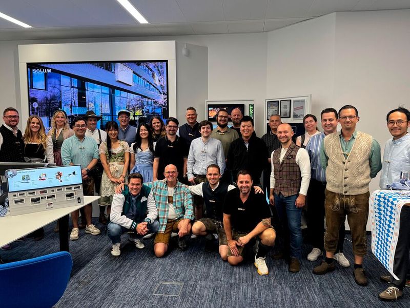 Erst wird gelernt und dann wird gefeiert. Das Solum Team mit seinen Partnern & dem TD Synnex Maverick Team. (Bild: Solum)