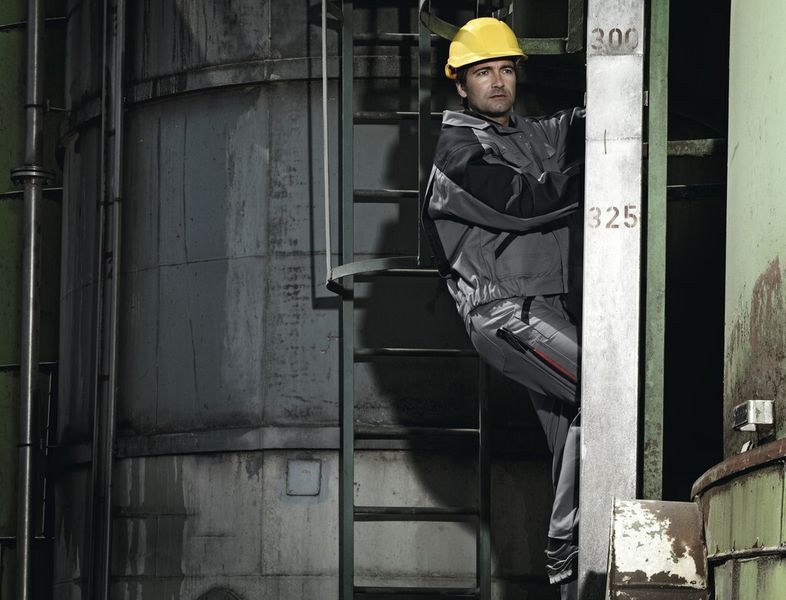 Bewegungsfreiheit und praktische Details zählen im Job. Die Kollektion Comfort Color bietet diese Vorteile. Und liegt dazu mit dezenter Zweifarbigkeit im Trend. (Bild: DBL)