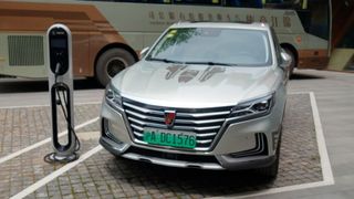 Das grüne Nummernschild tragen in China die E-Autos. (Wehner/»kfz-betreb«)