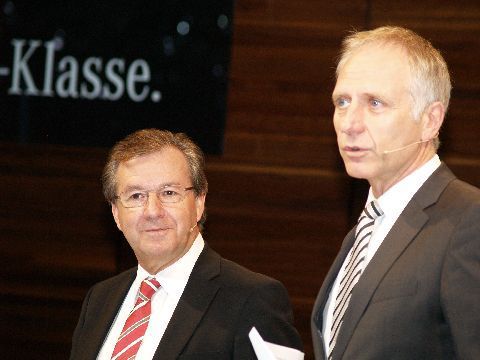 Jan Hofer, Chefsprecher der Tagesschau, (li.) und Harald Schuff, Vertriebschef bei Mercedes-Benz, stellten die neuen Fahrzeuge vor. (Archiv: Vogel Business Media)