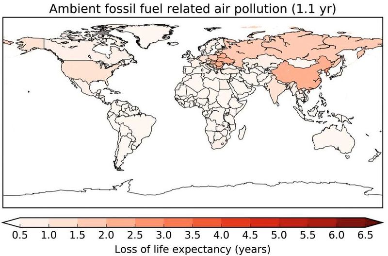 Durchschnittlich verlorene Lebenszeit durch verschiedene Risikofaktoren, bezogen auf das Jahr 2015: Luftverschmutzung durch fossile brennstoffe, 1,1 Jahre   © The Author(s) 2020. Published by Oxford University Press on behalf of the European Society of Cardiology , DOI: 10.1093/cvr/cvaa025  (Bild: Figure 4 / Münzel et al. / CC BY 4.0)