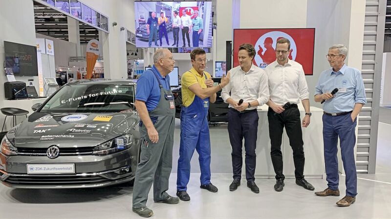 Mehr als 1.000 Zuschauer verfolgten den Live-Stream des ZDK von der Automechanika, als die Autodoktoren Hans-Jürgen Faul  und Holger Parsch  (v. l.) mit Tobias Block (eFuels-Alliance) zusammen mit Alexander Vorbau (Uniti) und ZDK-Geschäftsführer Werner Steber die Ergebnisse des E-Fuels-Projekts vorstellten. 