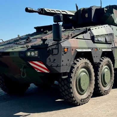 The GTK Boxer or Schakal is used by the Bundeswehr as an 8×8 wheeled infantry fighting vehicle. It carries the RCT30 turret of its sister Puma infantry fighting vehicle. As a group transporter version, there is even a toilet and a kettle in the vehicle. (Source: KNDS)