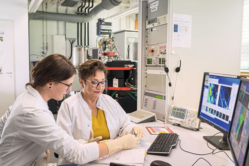 Frau Prof. Koegel-Knabner mit Doktorandin Vera Baumert im Labor des NanoSIMS , bei der Besprechung von Daten. (Bild: Astrid Eckert, TU München)