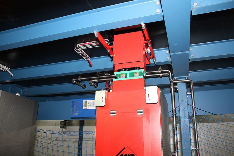 Die Li-Ion-Batterien der FTF werden über Deckenkontakte automatisch geladen  (MLR)