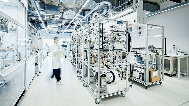 Im Labor des Umweltbiotechnologen Lars Angenent werden mikrobielle Verfahren zur Herstellung von Proteinen und Vitaminen für den menschlichen Verzehr aus einfachen Grundzutaten erforscht.(Bild:  Jörg Jäger / Universität Tübingen)