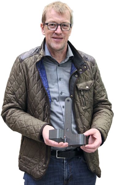 „Von diesem Bauteil produzieren wir 40.000 bis 45.000 Stück pro Jahr und sparen dank der Biegeautomatisierung 1500 Kantstunden ein“, sagt Christian Schrattenecker, Geschäftsleitung Vertrieb bei Rika Blechkomponenten. (Itasse)