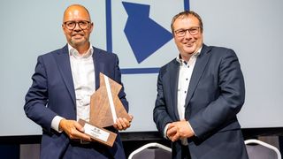 Igus überzeugt Jury mit seinem Nachhaltigkeitsprojekt Chainge. Das hat dem Unternehmen den Wirtschaftspreis Rheinland für Nachhaltigkeit gebracht. Von links: Igus-Geschäftsführer Matthias Blass hat den Preis von Oliver Krischer, dem NRW-Umweltminister, entgegengenommen. (Bild: U. Weiser)
