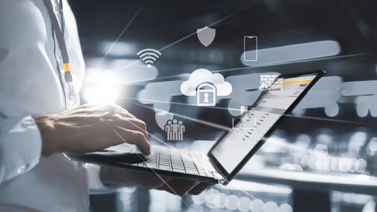 Der CRA gilt für sämtliche Produkte mit digitalen Elementen, die direkt oder indirekt mit anderen Geräten oder Netzwerken kommunizieren. (Bild:  © iStock.com/gorodenkoff, © Pilz GmbH & Co. KG)