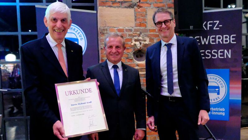 Besondere Ehre für Michael Kraft (v.l.) der von ZDK-Präsident Thomas Peckruhn und im Beisein von Joachim Kuhn, Geschäftsführer des hessischen Kfz-Gewerbes, mit der goldenen Ehrennadel des ZDK ausgezeichnet wurde. (Bild: Zietz- VCG)