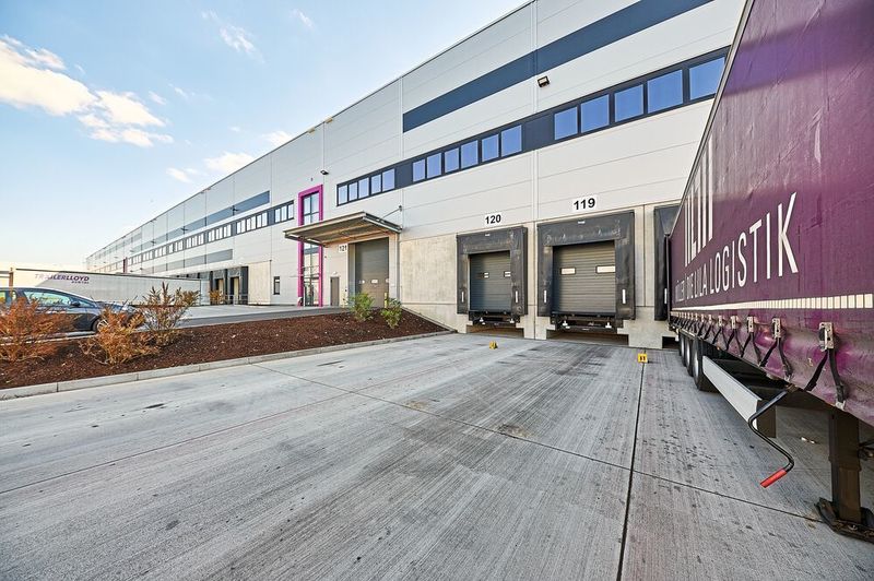 Die vier Gebäude des Logistikzentrums Four Parx GG RheinMain verfügen über 173 Industrie-Sektionaltore von Hörmann, von denen 28 ebenerdig verbaut wurden und auch 40-Tonnern eine direkte Zufahrt in die Hallen ermöglichen. (Four Parx)