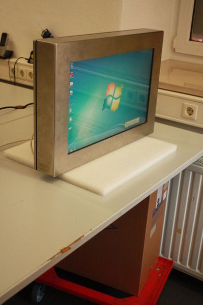 Dieses robuste und spritzwassergeschützte Display kann beispielsweise in einer Waschstraße installiert werden. (IT-BUSINESS/Sarah Maier)